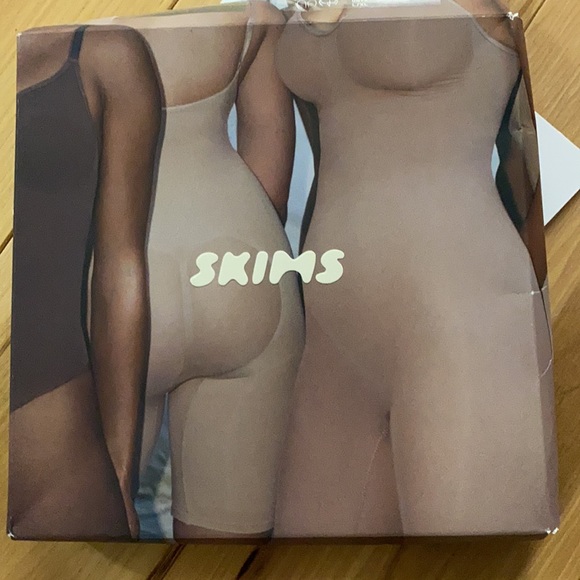 SKIMS SCULPTING BODYSUIT W. SNAPS - Picture 6 of 6